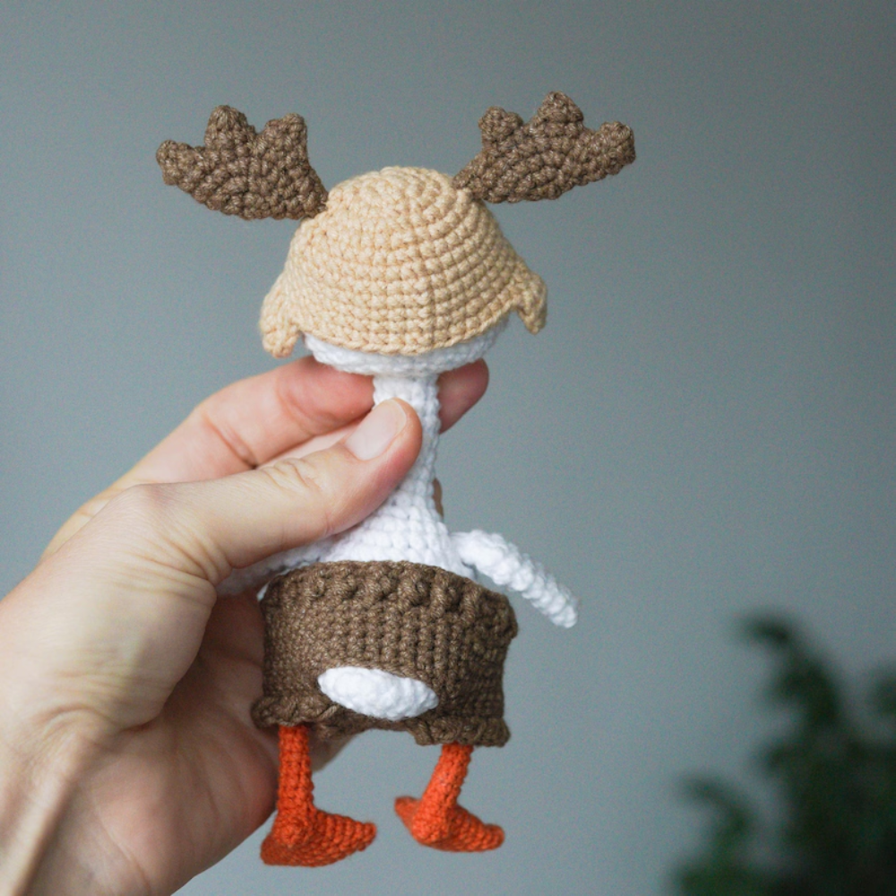Crochet christmas clothes pattern for goose