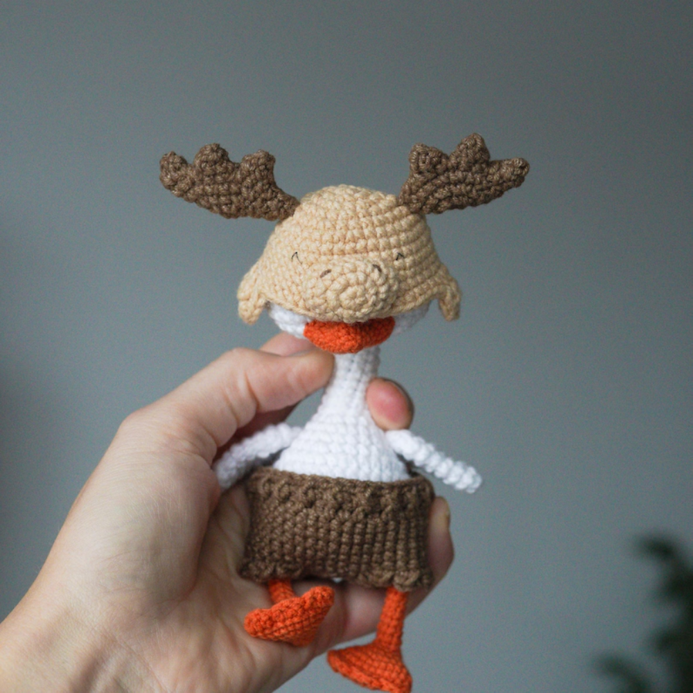 Crochet christmas clothes pattern for goose